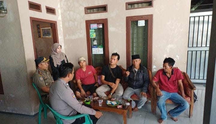 Kunjungan Door to Door System, Cara Bhabinkamtibmas Polsek Angsana Dekatkan Diri dengan Masyarakat 8 WhatsApp Image 2024 07 30 at 21.23.21