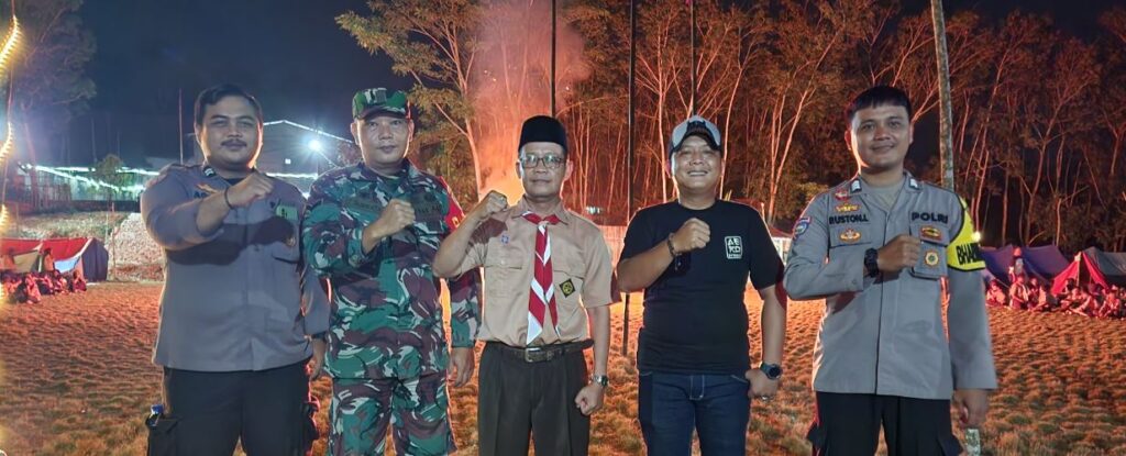 Bhabinkamtibmas Polsek Angsana Polres Pandeglang Hadiri Kegiatan Upacara Api Unggun Siswa-Siswi MTSN 7 Pandeglang 10 pa
