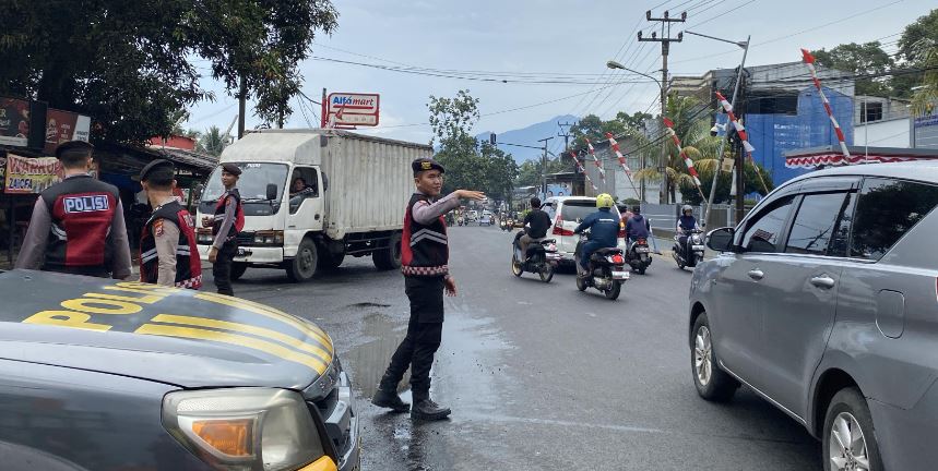 Sat Samapta Polres Pandeglang Gelar Strong Point Pengaturan Lalu Lintas di Cipacung 9 GC