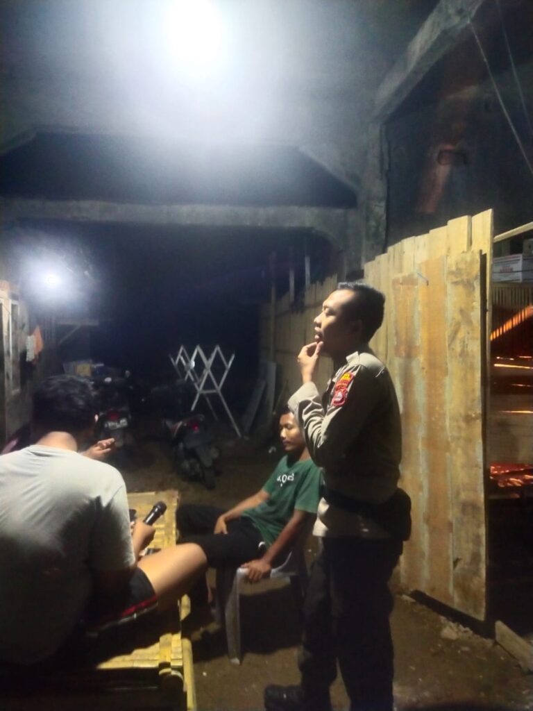 Cegah gangguan kamtibmas pada malam hari Polsek Panimbang Tingkatkan Patroli 6 IMG 20240811 WA0010