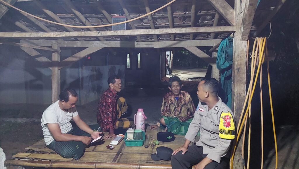 Lakukan Patroli Malam Hari Bhabinkamtibmas Polsek Patia Sambangi Pos Ronda 2 IMG 20240811 WA0014