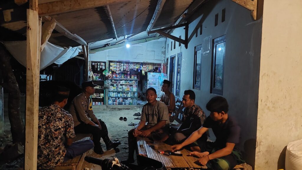 Anggota Unit Samapta Polsek Patia Laksanakan Patroli Malam Ciptakan Keamanan di Desa 1 IMG 20240811 WA0015