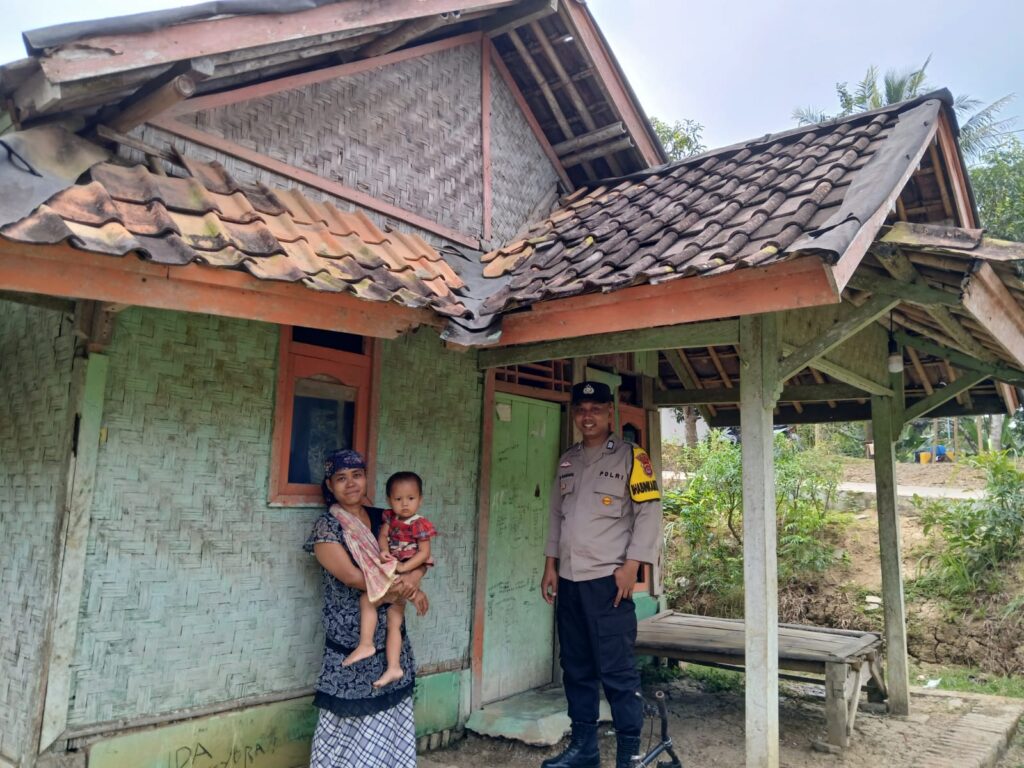 Brigpol Aril Nahdaril Bhabinkamtibmas Polsek Patia Sambangi Warga Kp. Tongkol Sampaikan Pesan Kamtibmas 10 IMG 20240811 WA0016