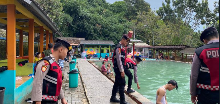 Sat Samapta Polres Pandeglang Gelar Patroli di Pemandian Cisolong 10 PW