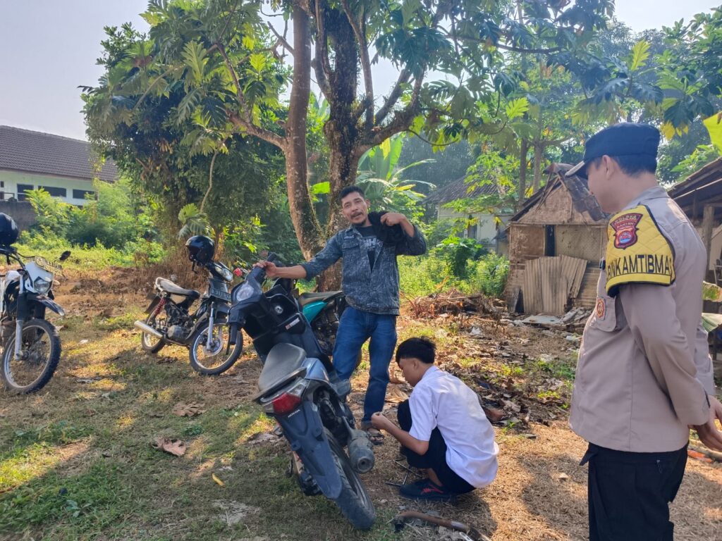 Pak Bhabin Polsek Menes Jalin Silaturahmi dengan Warga Desa dalam Sambang Kamtibmas 1 WhatsApp Image 2024 07 31 at 15.49.29