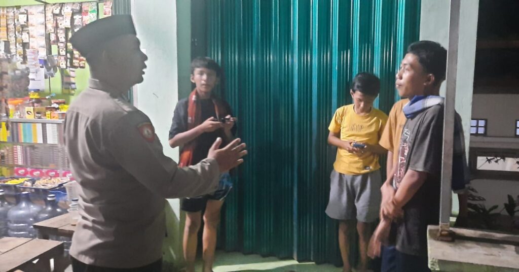 Giat Patroli Malam Polsek Picung Berikan Himbauan kepada Remaja 8 WhatsApp Image 2024 07 31 at 18.13.24