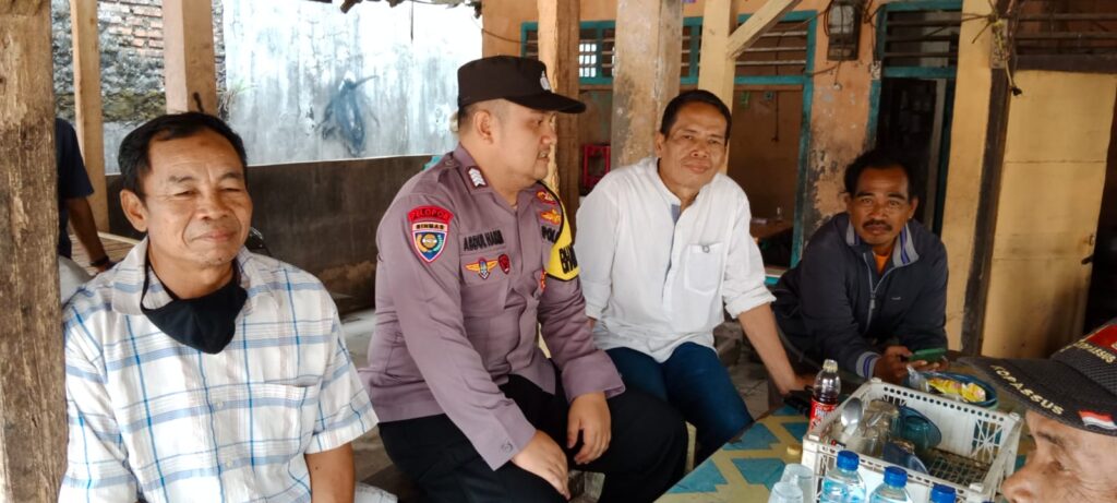 Bhabinkamtibmas Polsek Picung Tingkatkan Keakraban dengan Warga Lebak Picung 6 WhatsApp Image 2024 08 01 at 20.24.23