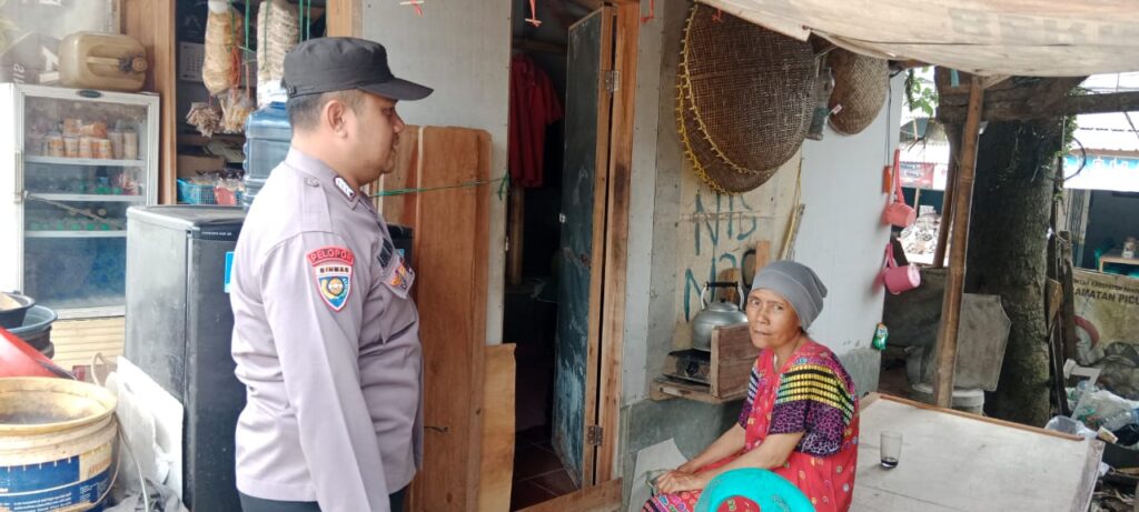 Polsek Picung Melaksanakan Sambang dan Menyampaikan Pesan Kamtibmas di Desa Binaan 4 WhatsApp Image 2024 08 01 at 20.26.42