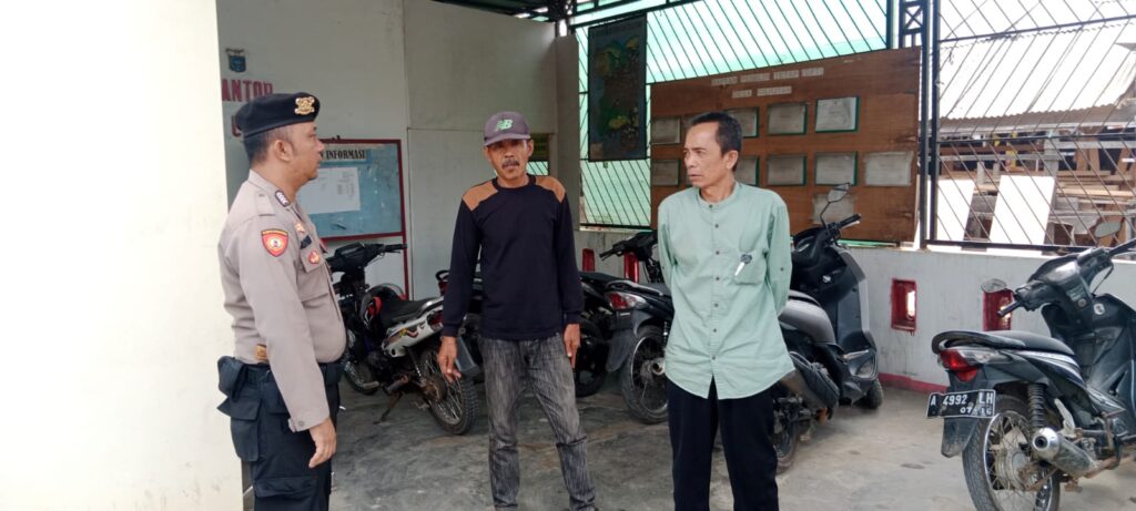 Patroli Dialogis Dengan Perangkat Desa Cililitan, Personil Polsek Picung Sampaikan Kamtibmas 10 WhatsApp Image 2024 08 01 at 20.29.15
