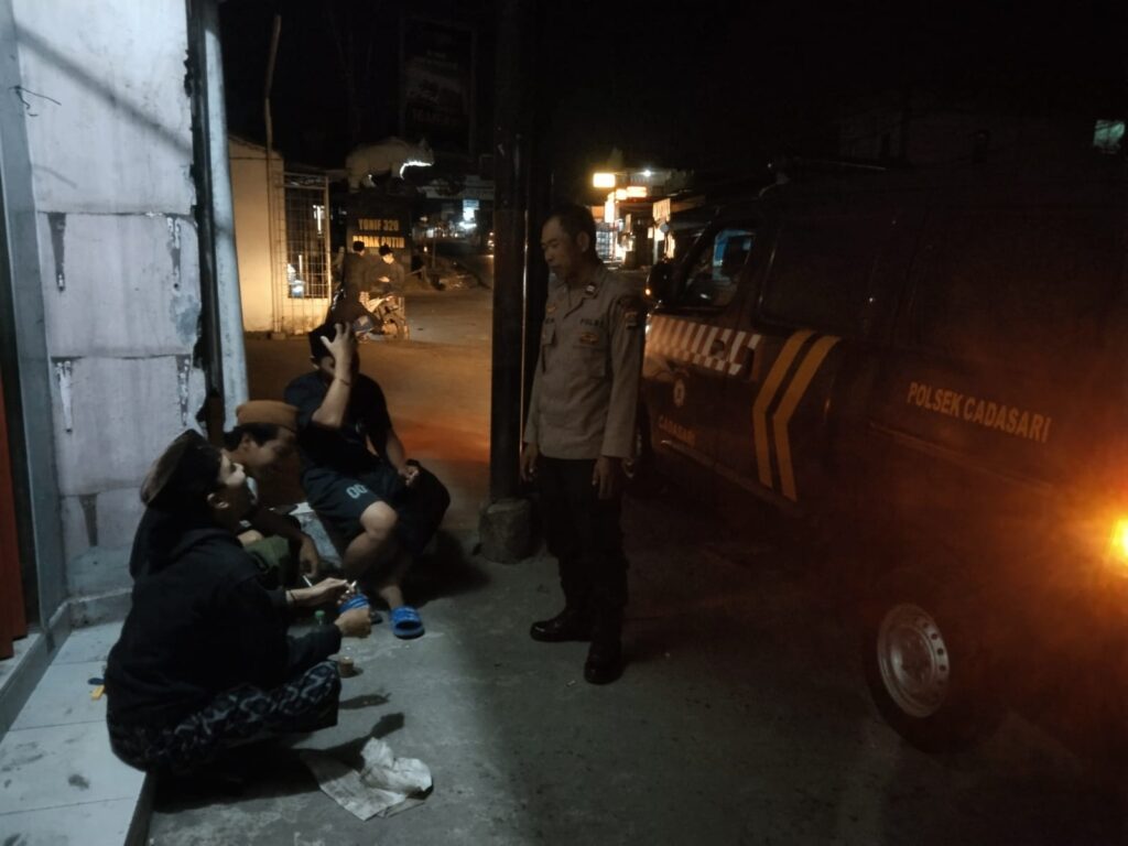 Bhabinkamtibmas Polsek Cadasari Aiptu Agus Miftahudin Himbau Pemuda di Pinggir Jalan 10 WhatsApp Image 2024 08 03 at 08.52.17