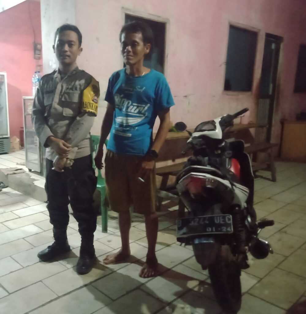 Bhabinkamtibmas Polsek Cadasari, Bripka Adi Siswadi, Sambangi Warga di Malam Hari 8 WhatsApp Image 2024 08 03 at 08.52.35