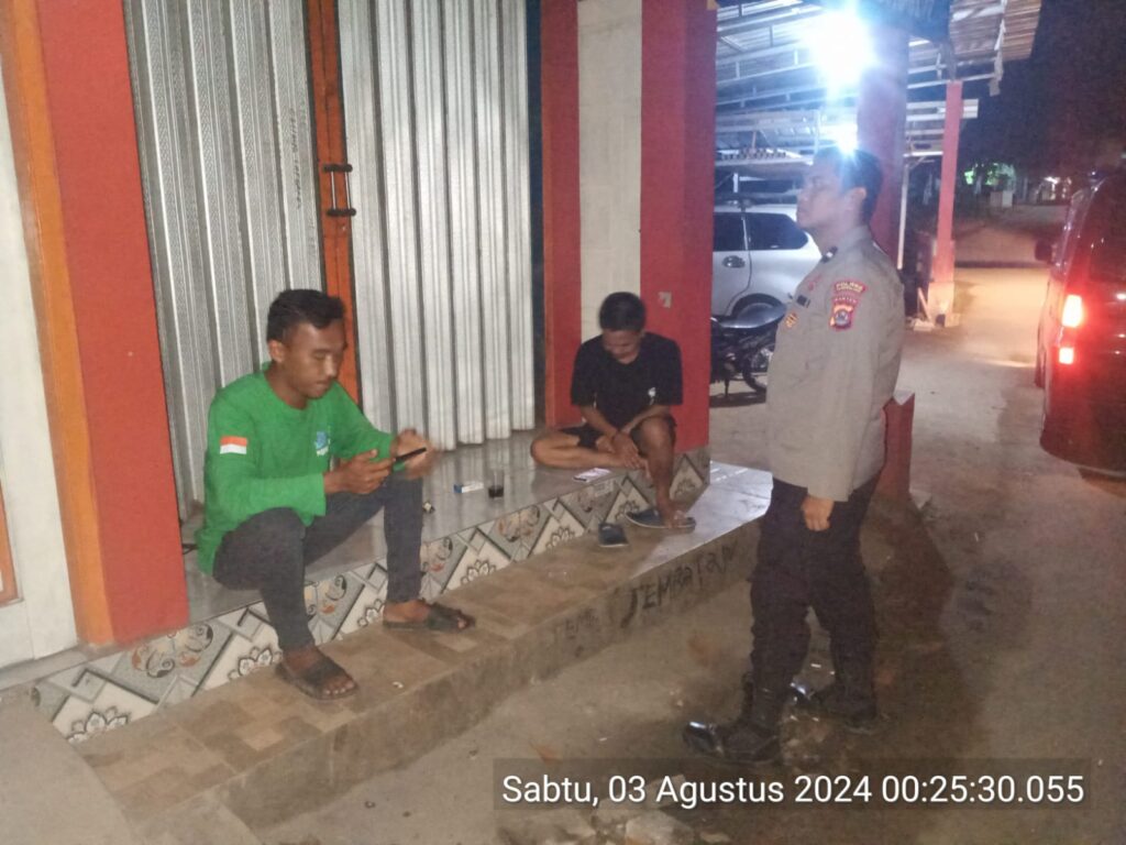 Polsek Menes Lakukan Patroli Malam dan Pengecekan Area Pasar dan Pertokoan 9 WhatsApp Image 2024 08 03 at 13.21.55