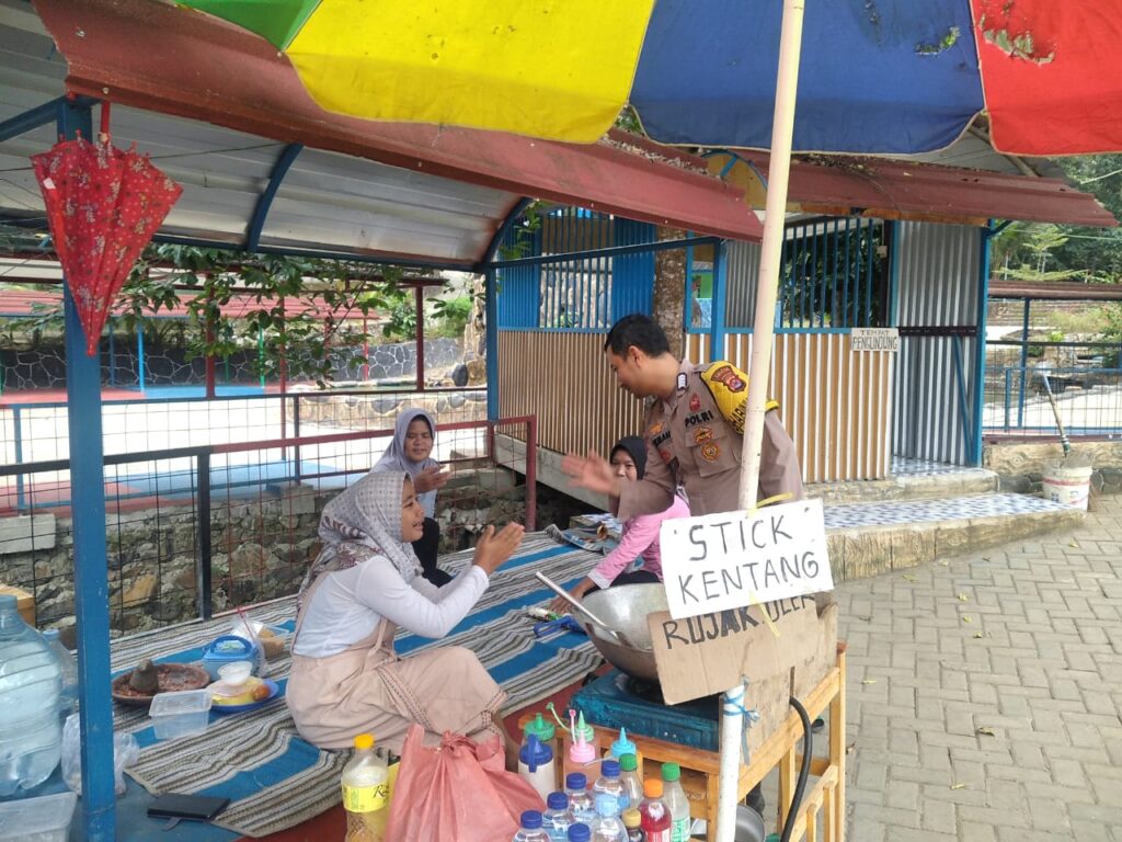 Polsek Menes Polres Pandeglang Gelar Himbauan Kamtibmas Kepada Penjual Makanan di Kolam Renang 1 WhatsApp Image 2024 08 03 at 17.36.49