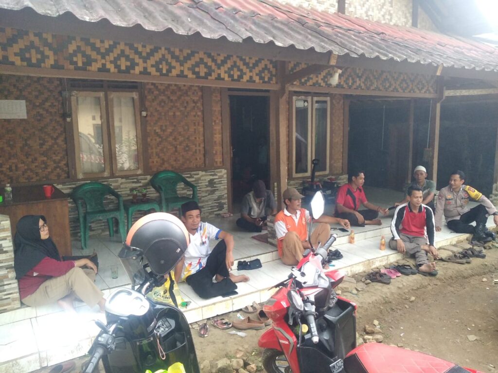 Bhabinkamtibmas Polsek Menes Sambangi Warga Desa di Kec. Menes 4 WhatsApp Image 2024 08 03 at 17.43.29