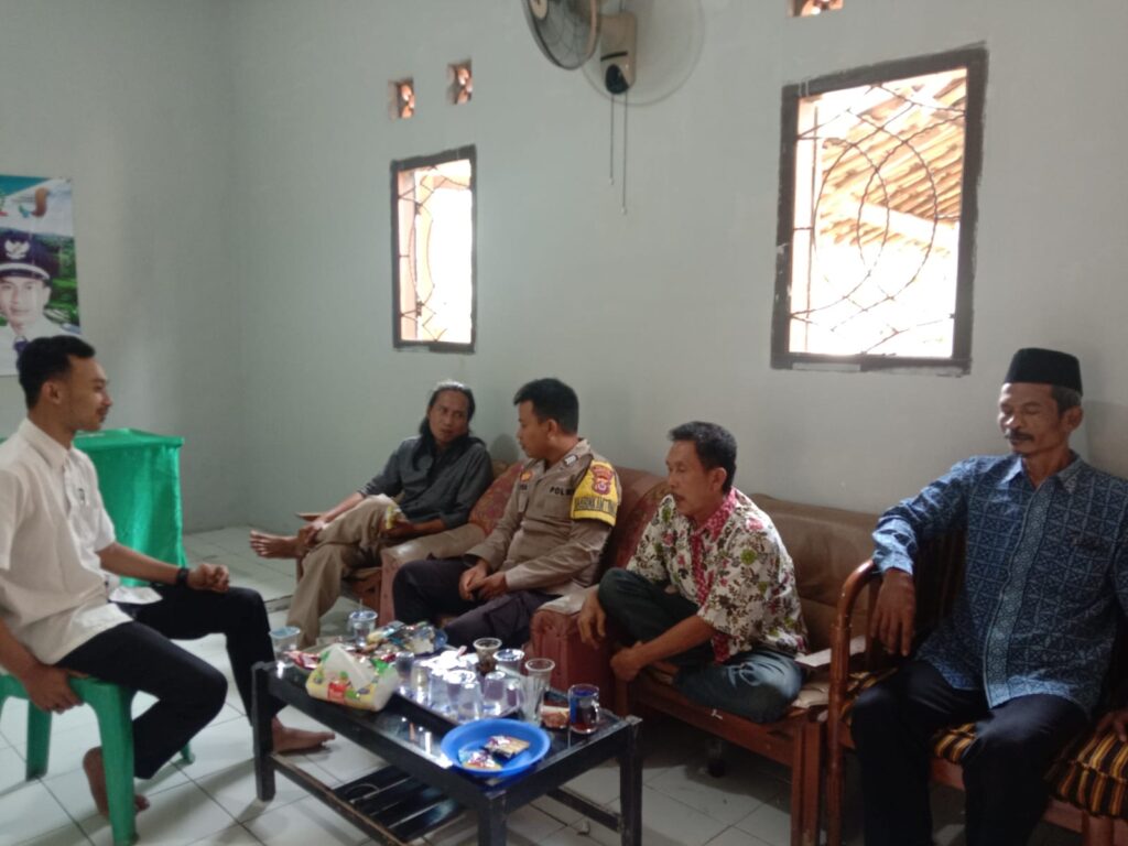Bhabinkamtibmas Polsek Jiput Jalin Silaturahmi dengan Warga 10 WhatsApp Image 2024 08 03 at 21.22.55