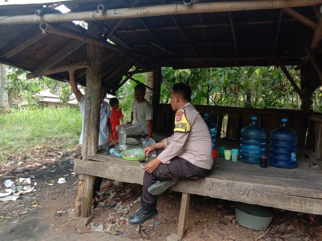 Cegah Kriminalitas, Bhabinkamtibmas Polsek Jiput Rutin Patroli Dialogis 9 WhatsApp Image 2024 08 03 at 21.23.51