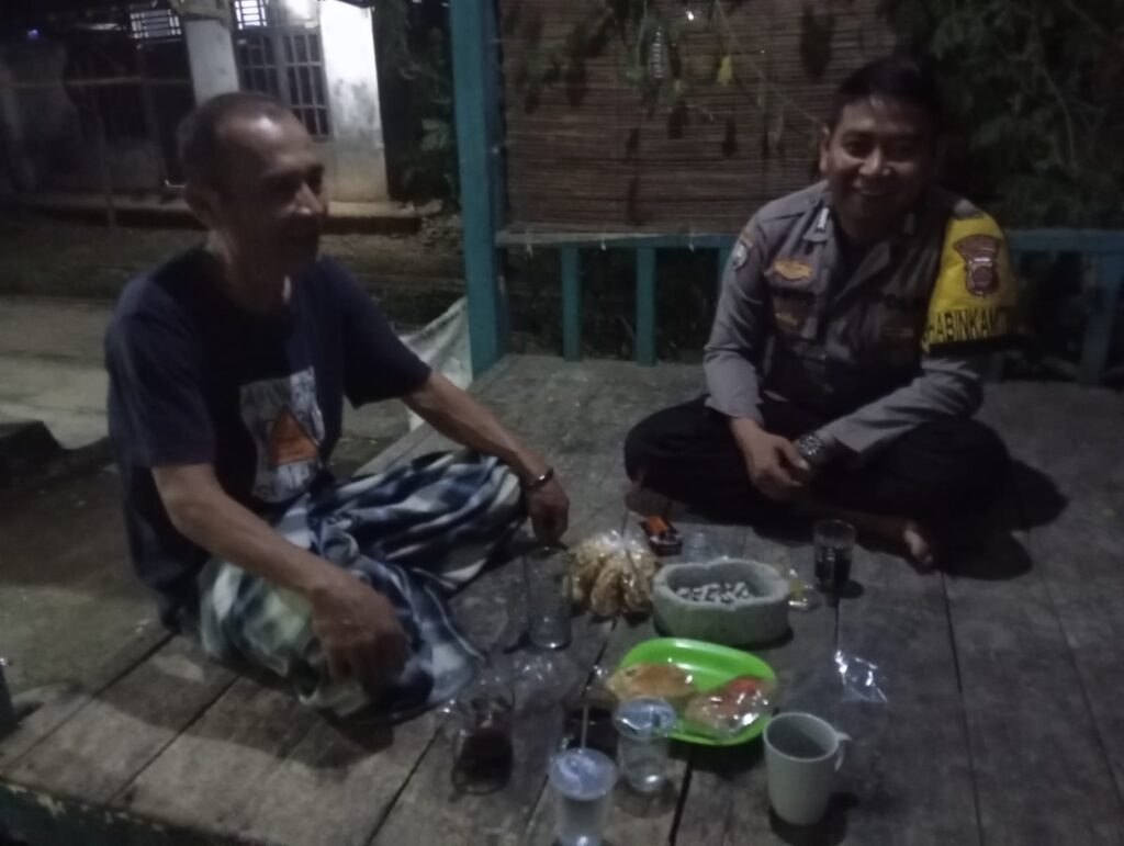 Lakukan Patroli Malam Bhabinkamtibmas Polsek Patia Sampaikan Pesan Kamtibmas 7 WhatsApp Image 2024 08 03 at 23.13.27