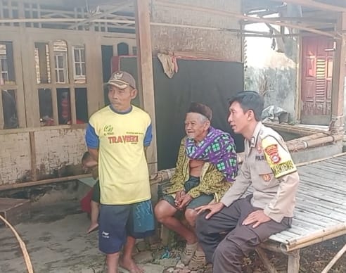 Keliling Sambangi Desa Bhabinkamtibmas Polsek Patia Himbau Warga 3 WhatsApp Image 2024 08 03 at 23.21.06