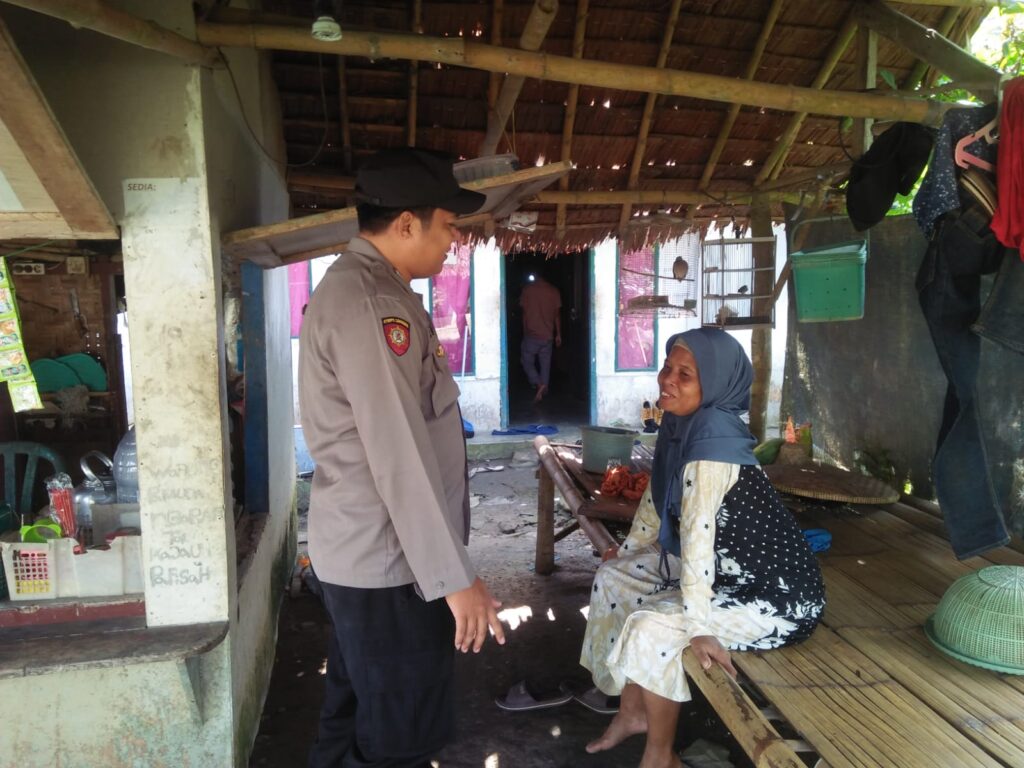 Polsek Picung: Sambang Door to Door di Desa Kolelet menjaga warga kamtibmas tetap kondusif 2 WhatsApp Image 2024 08 04 at 00.10.34