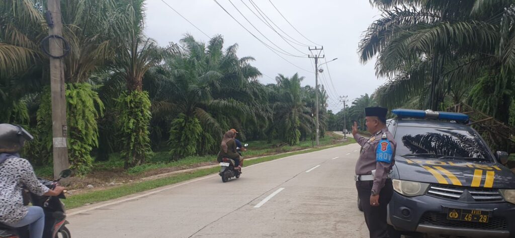 Polsek Picung Gelar Strong Point Pengaturan Lalu Lintas Cegah Kemacetan 9 WhatsApp Image 2024 08 04 at 00.10.47