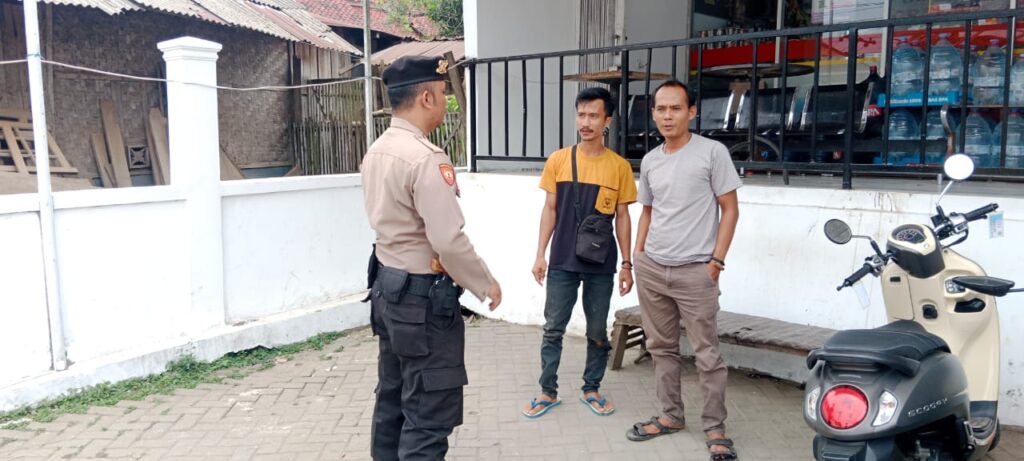 Patroli Dialogis Upaya Nyata Polsek Picung dalam Menjaga Kamtibmas 3 WhatsApp Image 2024 08 04 at 00.11.32
