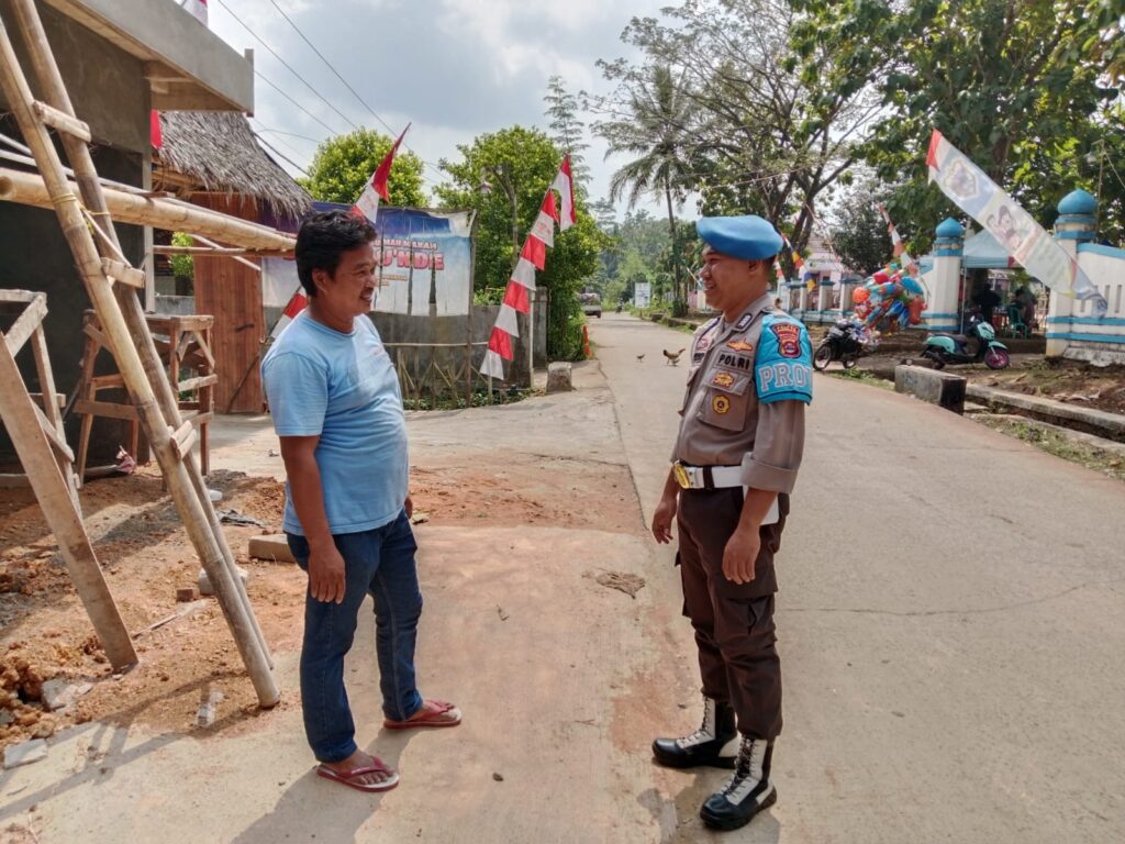 Bhabinkamtibmas Polsek Cikedal Menggelar DDS (Door To Door System) di Desa Binaan 5 WhatsApp Image 2024 08 04 at 00.24.45