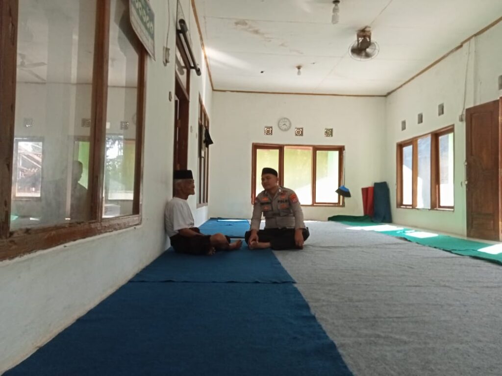 Polsek Cikedal Sambangi Tokoh Agama Tingkatkan Silaturahmi Kekeluargaan 10 WhatsApp Image 2024 08 04 at 00.25.21