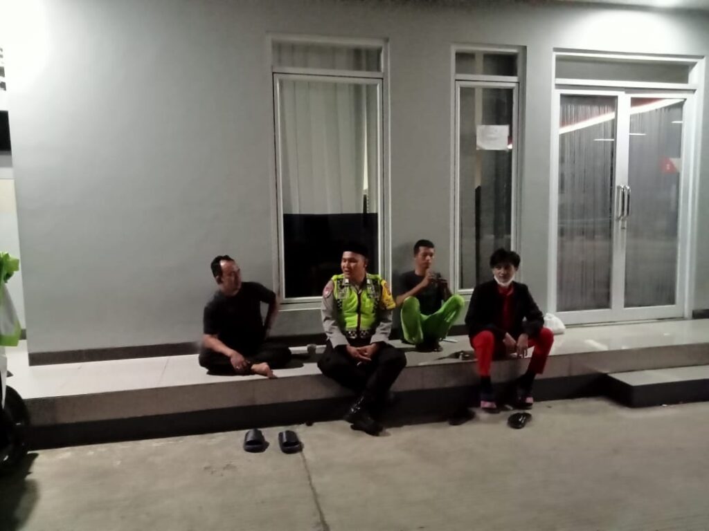 Ciptakan Kamtibmas yang Aman Kondusif Polsek Cikedal Patroli Malam 4 WhatsApp Image 2024 08 04 at 00.26.28