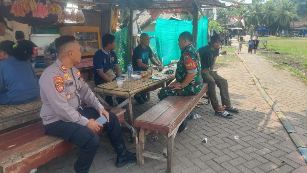 Patroli Bersama Kapolsek Carita dan Anggota Koramil Labuan di Desa Carita 8 WhatsApp Image 2024 08 04 at 01.18.02