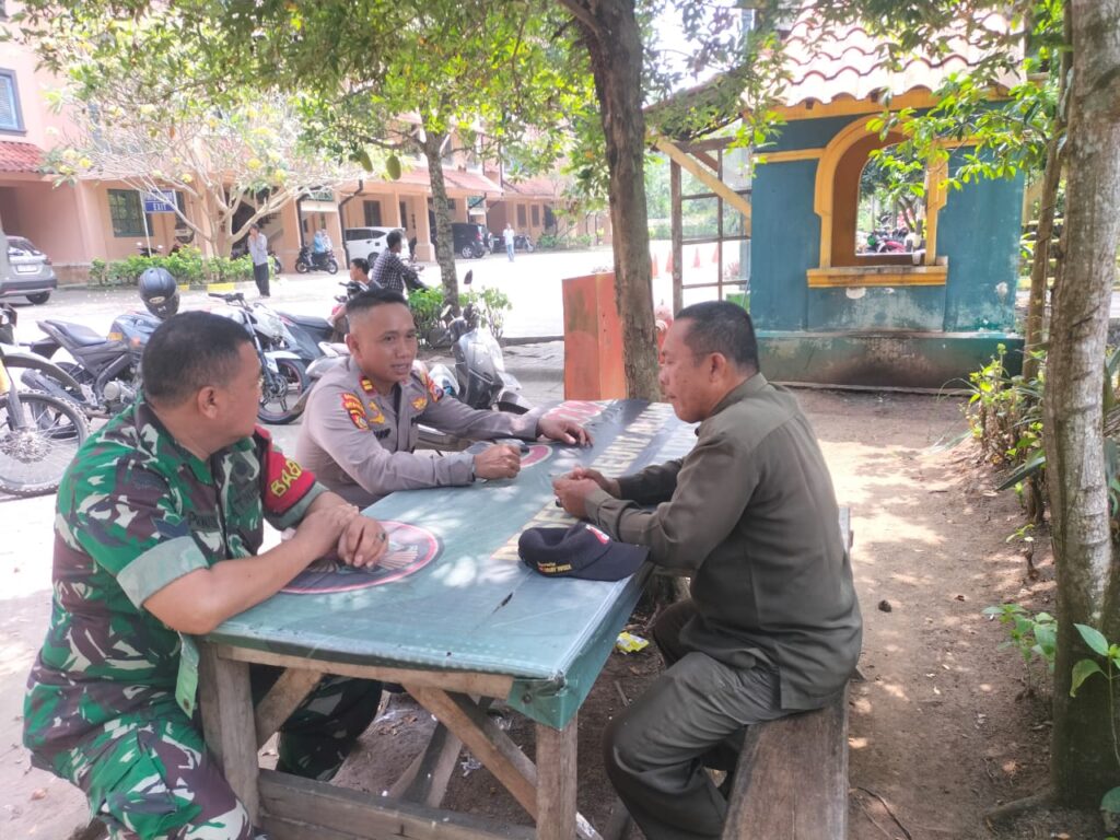 Kapolsek Carita dan Anggota Koramil Labuan Gelar Patroli di Hotel-Hotel Carita 7 WhatsApp Image 2024 08 04 at 01.20.19