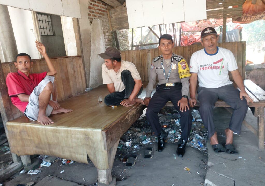 Bhabinkamtibmas Polsek Labuan Sambangi Warga, Jalin Silaturahmi dan Ciptakan Kamtibmas Kondusif 1 WhatsApp Image 2024 08 04 at 01.32.51