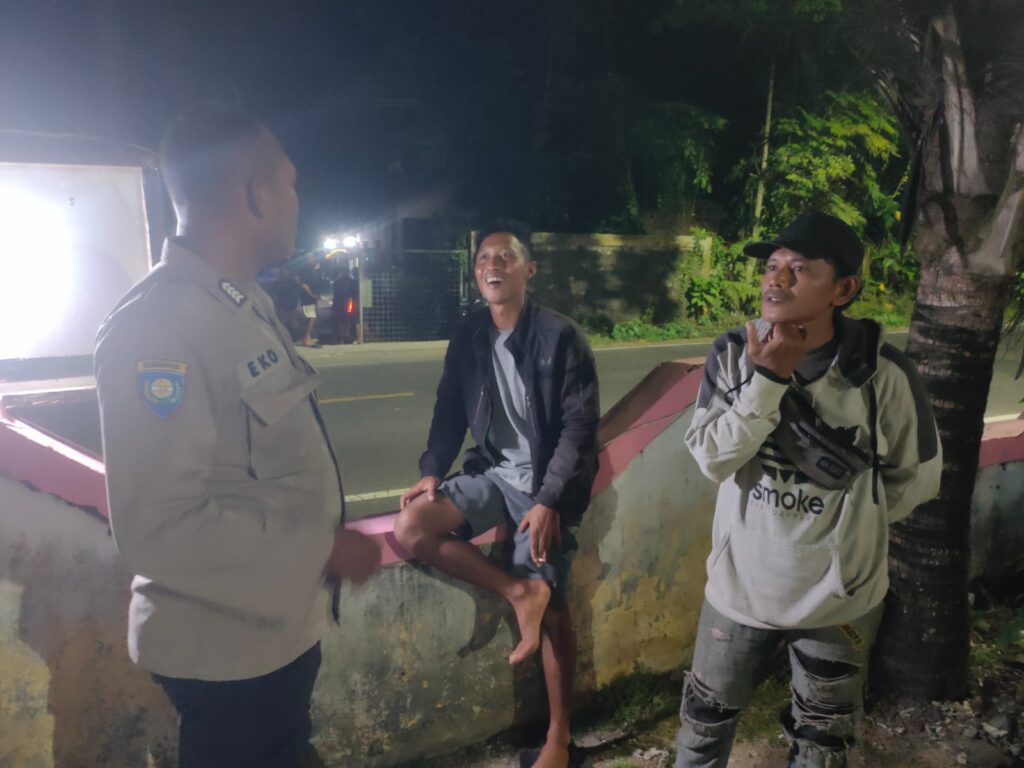 Polsek Carita Laksanakan Patroli Malam dan Berikan Himbauan Kamtibmas 2 WhatsApp Image 2024 08 04 at 01.33.20