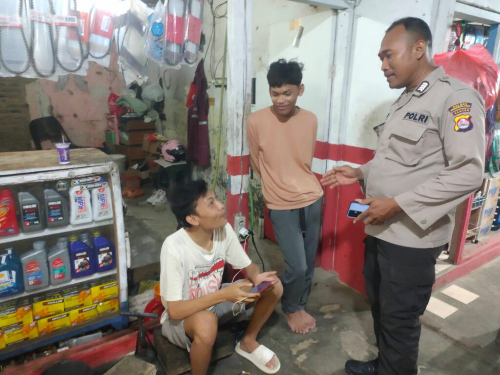 Polsek Carita Laksanakan Patroli Malam dan Berikan Himbauan Kamtibmas 3 WhatsApp Image 2024 08 04 at 01.36.25
