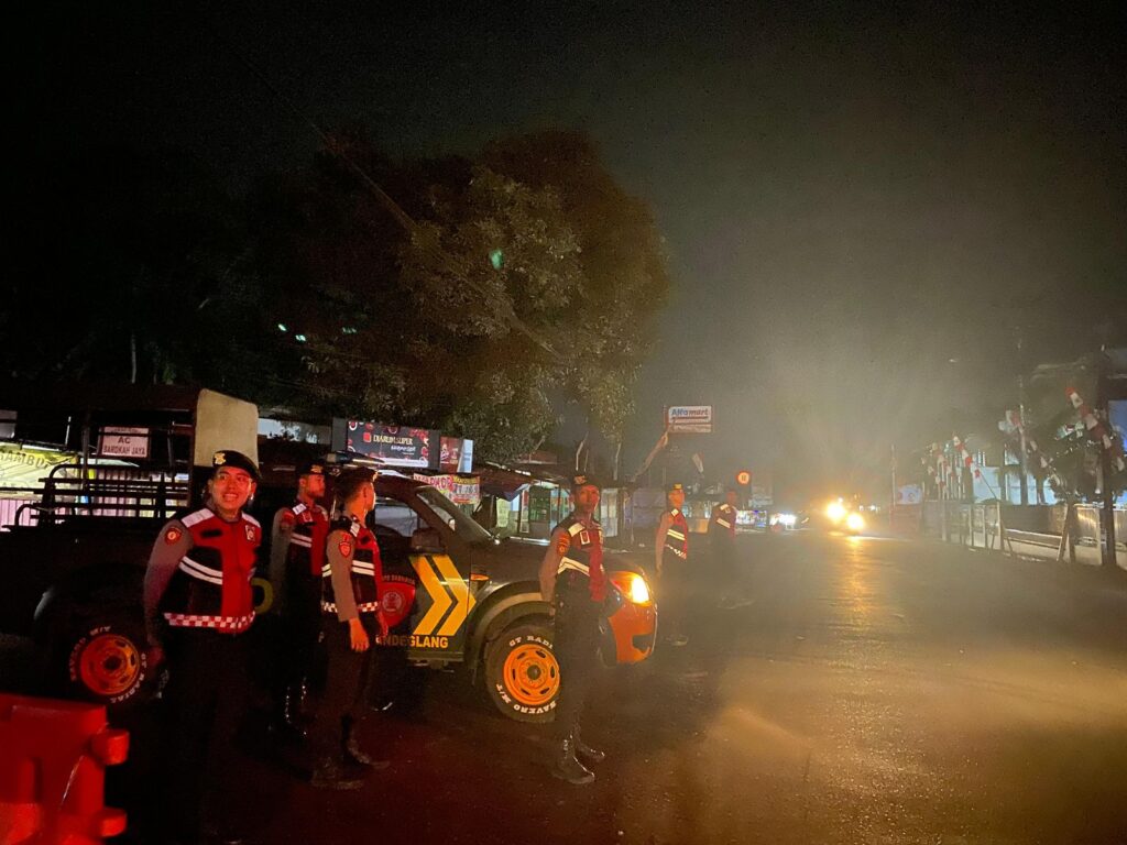 Sat Samapta Polres Pandeglang Gelar Strong Point Malam Hari di Persimpangan Cipacung 7 WhatsApp Image 2024 08 04 at 06.04.27 1