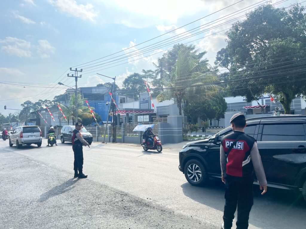 Sat Samapta Polres Pandeglang Gelar Pengaturan Lalu Lintas di Pertigaan Cipacung 5 WhatsApp Image 2024 08 04 at 17.33.40 2