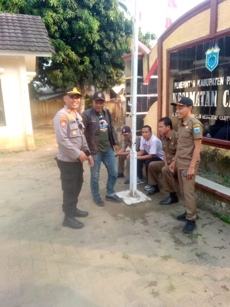 Kapolsek Carita IPTU Turip, S.A.P Sambangi Kantor Kecamatan Carita, Berbincang dengan Pol PP Kecamatan Carita 7 WhatsApp Image 2024 08 08 at 21.35.08