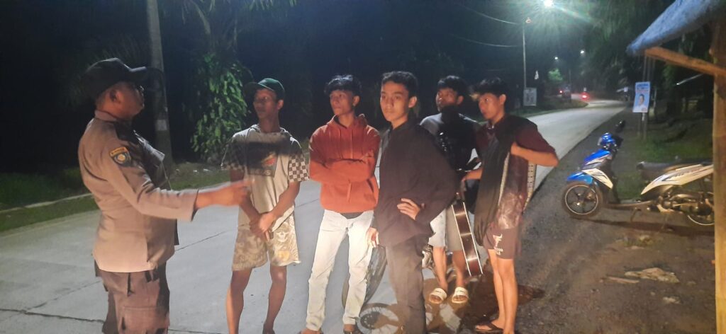 Polsek Picung Lakukan Patroli Malam, Bubarkan Kerumunan Anak Muda 8 WhatsApp Image 2024 08 08 at 21.56.31