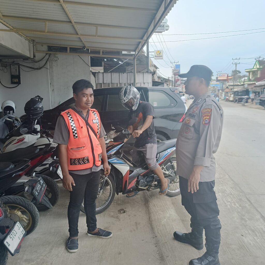 Petugas Parkir Pasar Picung Pandeglang Disambangi Anggota Patroli Polsek Picung 10 WhatsApp Image 2024 08 08 at 21.56.44