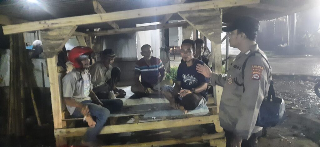 Polsek Picung Tingkatkan Patroli Malam, Cegah Tindak Pidana 4 WhatsApp Image 2024 08 08 at 21.57.04