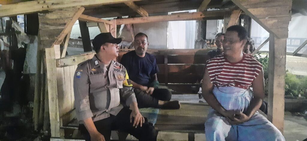 Bhabinkamtibmas Polsek Picung Perkuat Kamtibmas melalui Silaturahmi 3 WhatsApp Image 2024 08 08 at 21.57.47