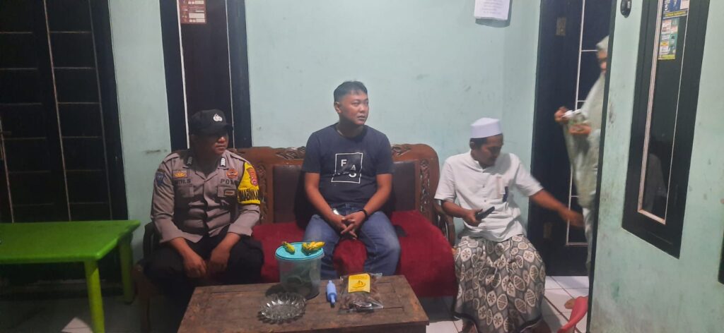 Bhabinkamtibmas Polsek Picung Jalin Silaturahmi dengan Warga Desa Binaan 6 WhatsApp Image 2024 08 08 at 21.58.27