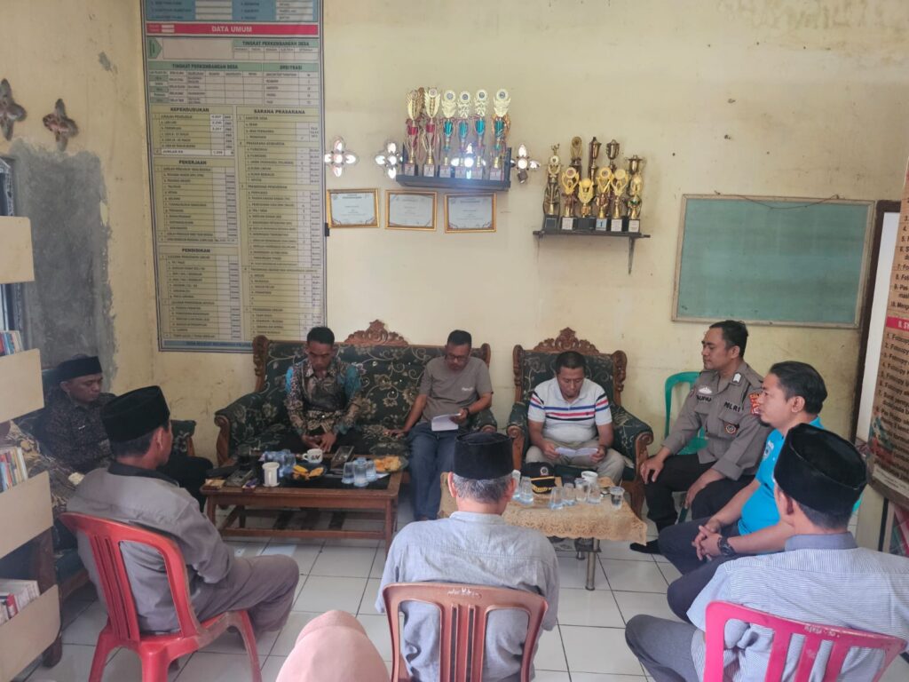 Warga Masyarakat Picung Melakukan Musawarah Keduabelah Pihak Dikantor Desa Untuk Menciptakan Kamtibmas Yang Kondusif 8 WhatsApp Image 2024 08 08 at 21.59.14