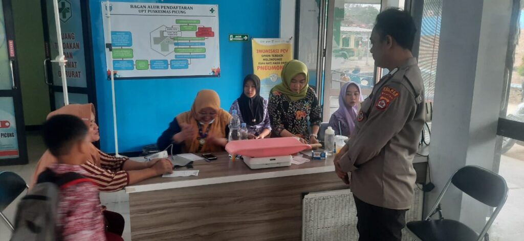 Polsek Picung Tingkatkan Keamanan di Puskesmas Picung, Jamin Pelayanan Kesehatan yang Aman dan Nyaman 7 WhatsApp Image 2024 08 08 at 22.00.08