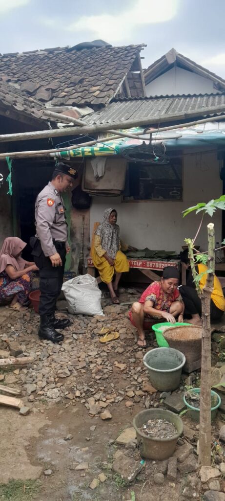 Laksanakan Patroli Dialogis, Kanit Samapta Polsek Picung Sambangi warga 2 WhatsApp Image 2024 08 08 at 22.00.46