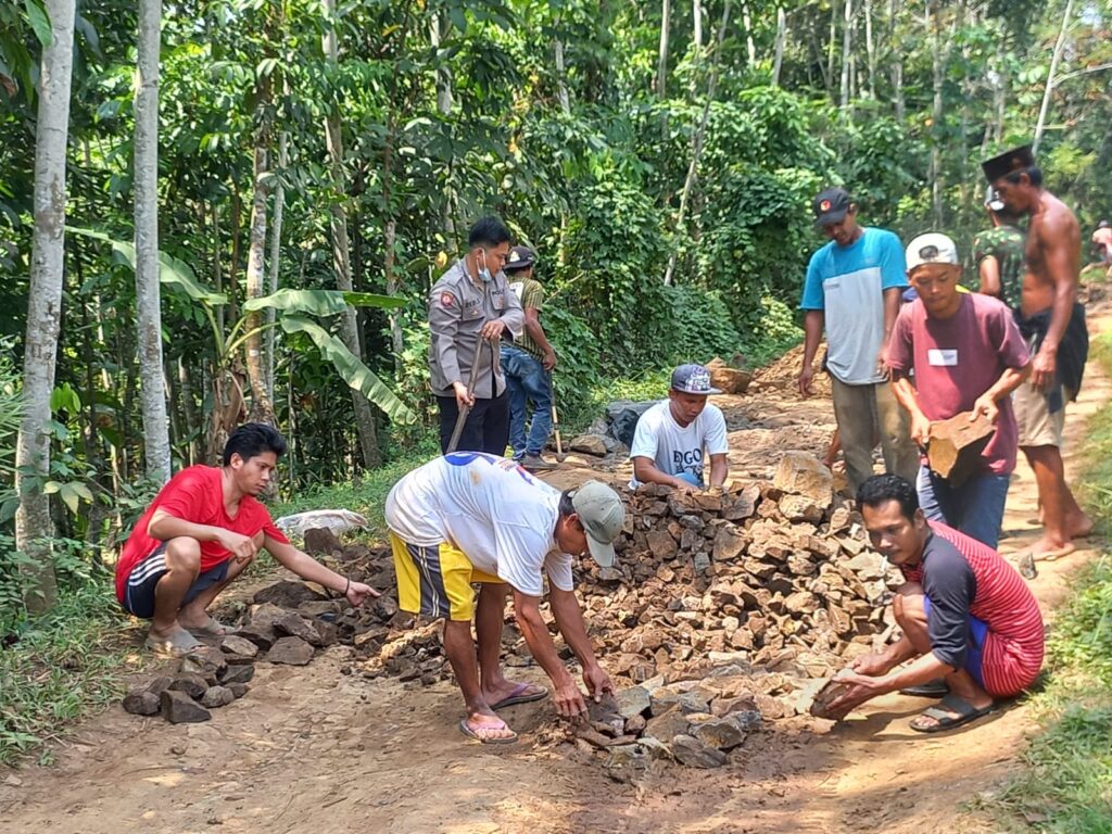 Polsek Picung Berikan Bantuan Material untuk Pengerasan Jalan di Kampung Karoya 5 WhatsApp Image 2024 08 08 at 22.06.26