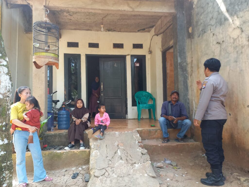 Bhabinkamtibmas Polsek Picung Sambang Warga, Tekankan Pentingnya Sinergitas 2 WhatsApp Image 2024 08 08 at 22.07.05