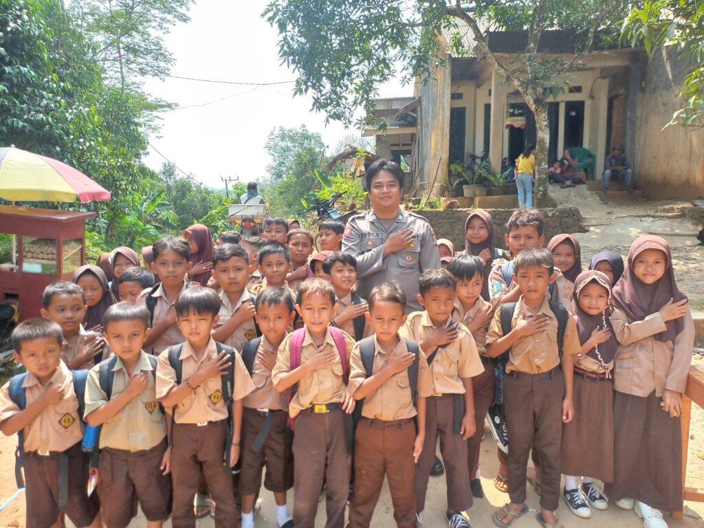 Bhabinkamtibmas Polsek Picung Dekat dengan Generasi Pelajar 9 WhatsApp Image 2024 08 08 at 22.07.24