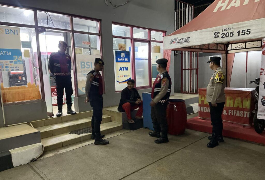 Sat Samapta Polres Pandeglang Gelar Kegiatan Dialogis di SPBU Cigadung 1 WhatsApp Image 2024 08 10 at 06.07.25