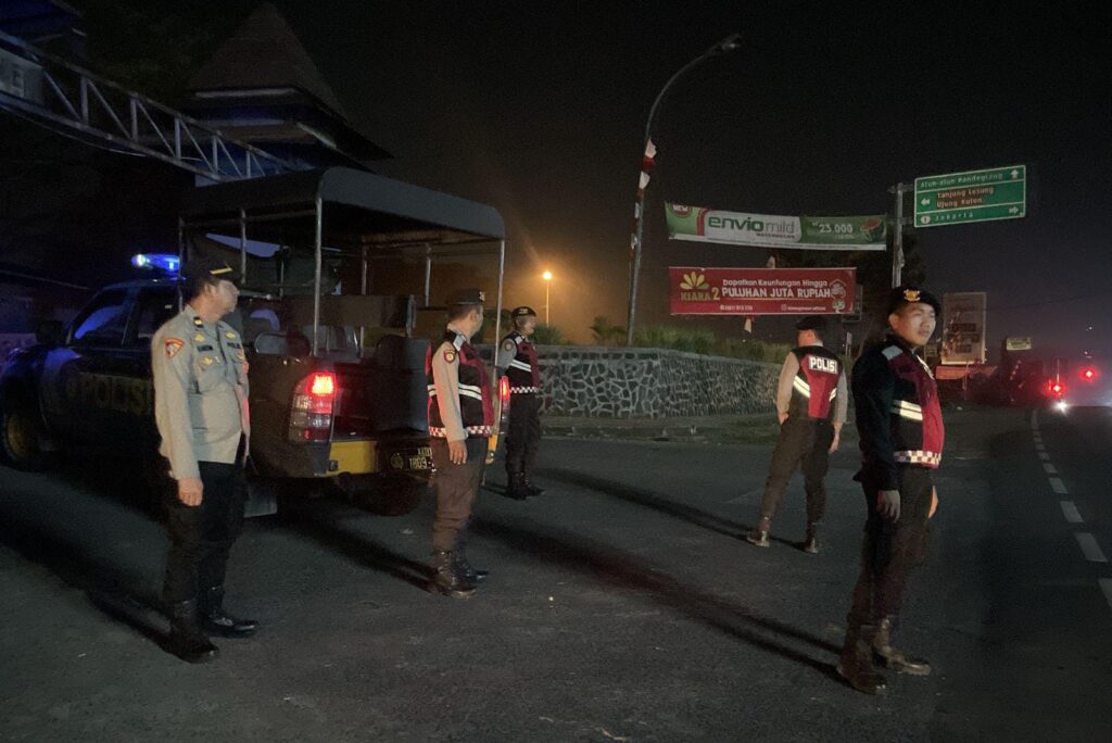 Sat Samapta Polres Pandeglang Gelar Patroli Malam di Terminal Kadubanen 9 WhatsApp Image 2024 08 10 at 06.07.26