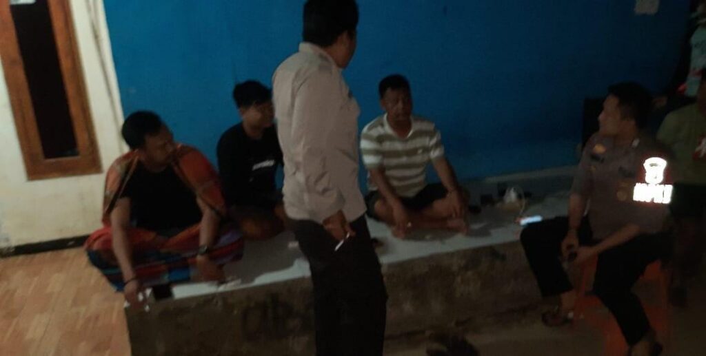 Anggota Piket Polsek Angsana Laksanakan Patroli Dialogis Cegah Kriminalitas 3 WhatsApp Image 2024 08 10 at 06.08.42